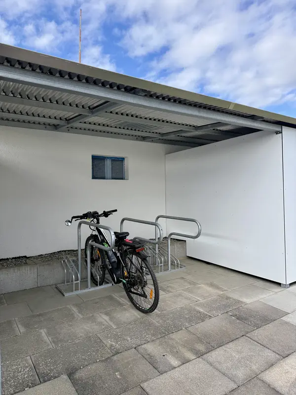 Sportlich in den Tag starten. Frisch ankommen. Dank überdachten Fahrradstellplätzen, Duschen und Umkleiden.